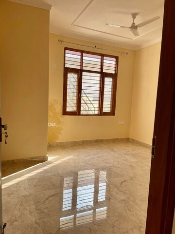 Room in 3 BHK Builder Floor at Palam Vihar – for Rent