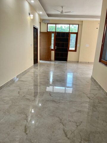 Room in 3 BHK Builder Floor at Palam Vihar – for Rent