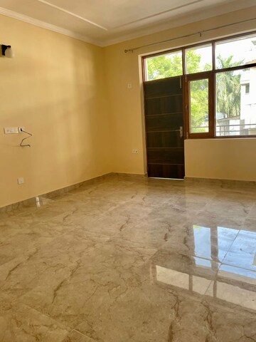 Room in 3 BHK Builder Floor at Palam Vihar – for Rent