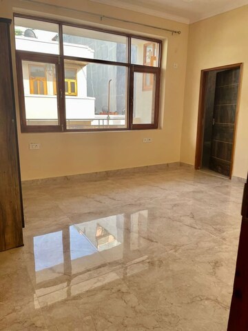 Room in 3 BHK Builder Floor at Palam Vihar – for Rent