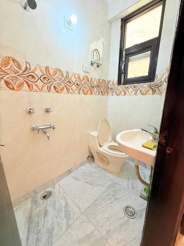 Bathroom, chattarpur 2 Bedroom 900 Sq.Ft. Builder Floor In Chattarpur Delhi 9090825