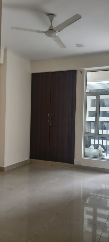 Room in 3 BHK Apartment at AIG Park Avenue, Sector 4 Greater Noida – for Rent