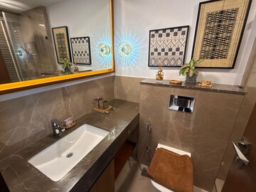 Team Area in 5 BHK Apartment at Piramal Tower, Lower Parel – for Sale