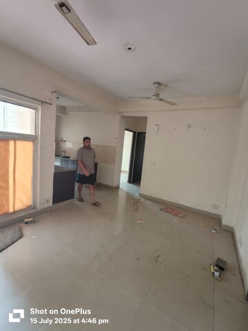 Room in 2.5 BHK Apartment at Aims Golf City, Sector 75 – for Rent