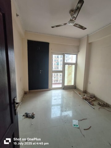 Room in 2.5 BHK Apartment at Aims Golf City, Sector 75 – for Rent