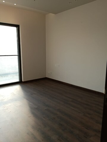 Room in 3 BHK Builder Floor at Sector 16 – for Sale