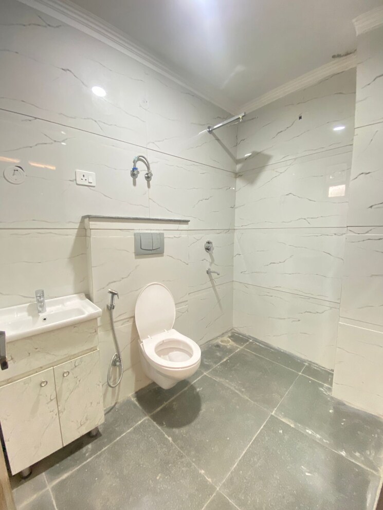 Bathroom, sultanpur 3 Bedroom 1100 Sq.Ft. Builder Floor In Sultanpur Delhi 9091092