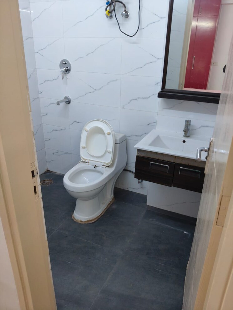 Bathroom, tulip-violet 4 Bedroom 2010 Sq.Ft. Apartment In Sector 69 Gurgaon 9091102