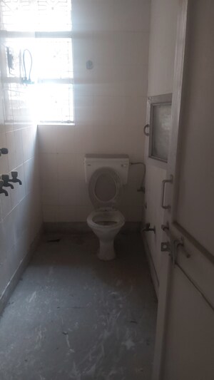 Team Area in 3.5 BHK Apartment at Uma Cooperative Society, Mayur Vihar 1 – for Sale