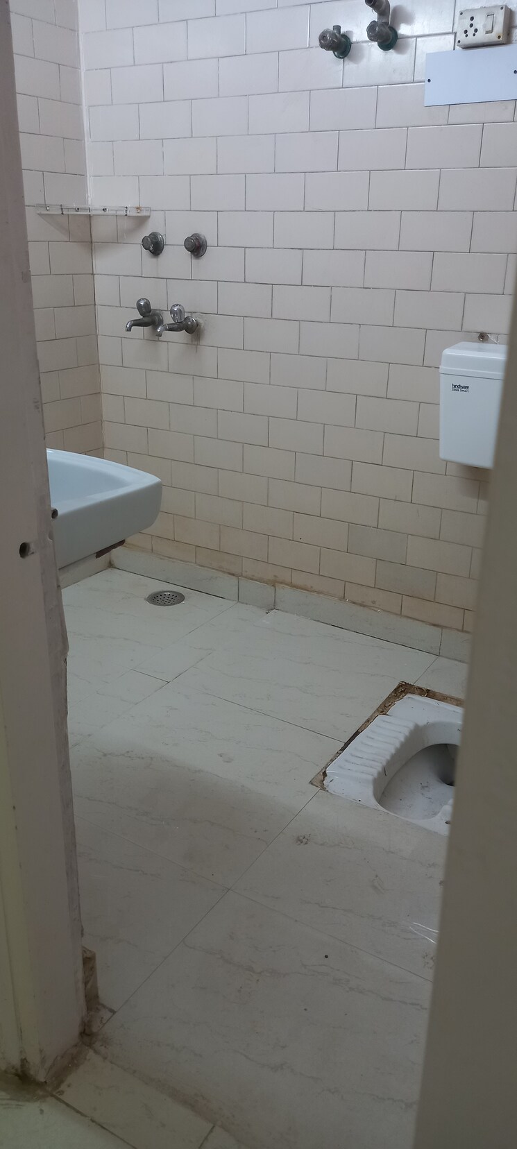 Bathroom, ip extension 2 Bedroom 950 Sq.Ft. Apartment In Ip Extension Delhi 9091206