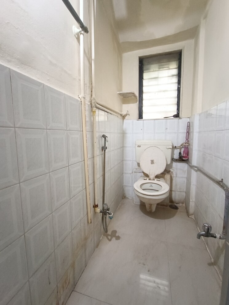 Bathroom, kalpana-chs-dahisar 1 Bedroom 550 Sq.Ft. Apartment In Dahisar West Mumbai 9091373