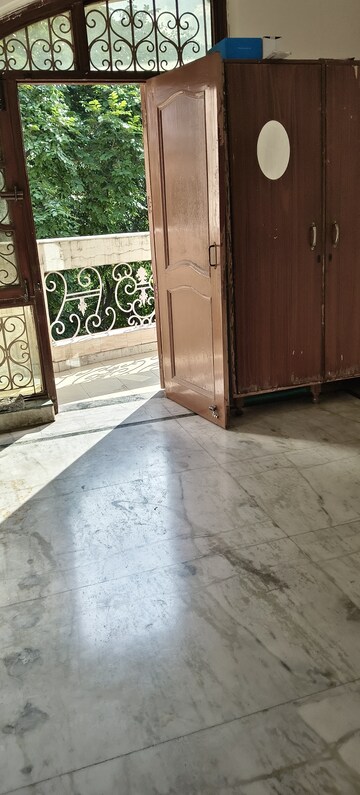 Room in 1 BHK Independent House at RWA Apartments Sector 52, Sector 52 – for Rent