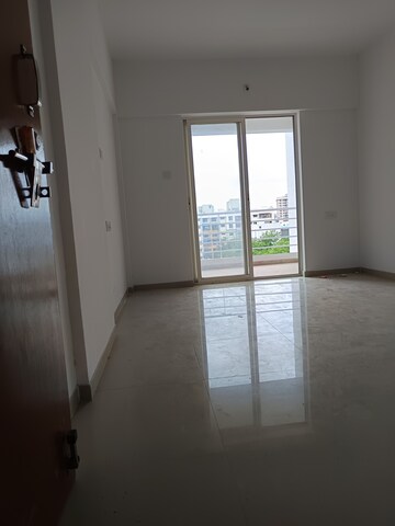 Room in 2 BHK Apartment at Nirmiti 25 East, Kharadi – for Rent