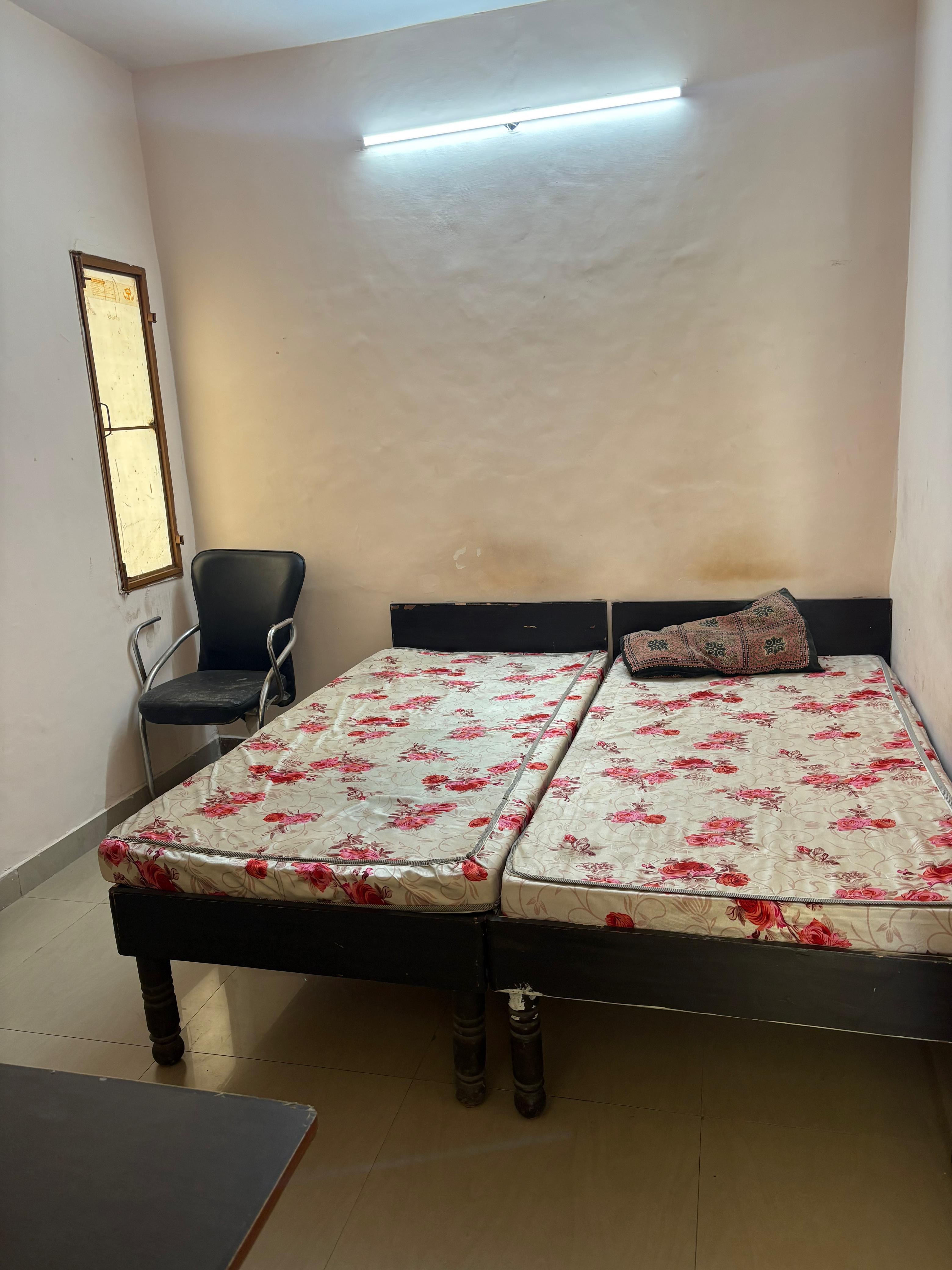 1 Rk+ Pooja Room Apartment For Rent in Katwaria Sarai