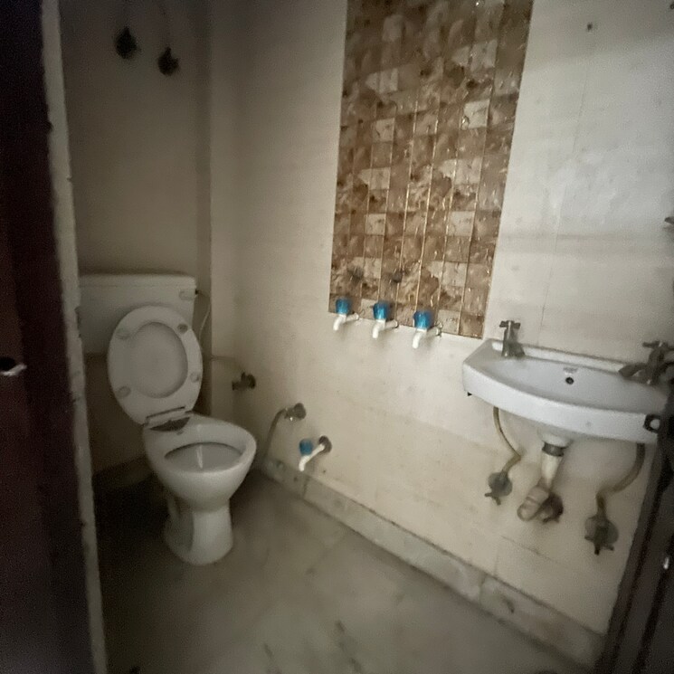 Bathroom, rohini sector 24 1 Bedroom 450 Sq.Ft. Builder Floor In Rohini Sector 24 Delhi 9091677
