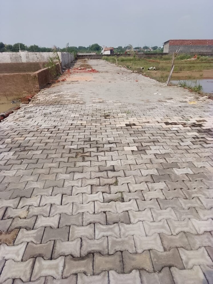  Parking, sector 17b yamuna expressway  100 Sq.Yd. Plot In Sector 17b Yamuna Expressway Greater Noida 9091689