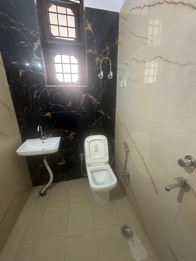 Bathroom, xu 1 greater noida 3 Bedroom 200 Sq.Mt. Independent House In Xu 1 Greater Noida Greater Noida 9091750