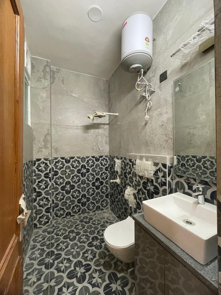 Bathroom, greater kailash i 3 Bedroom 1800 Sq.Ft. Builder Floor In Greater Kailash I Delhi 9091820