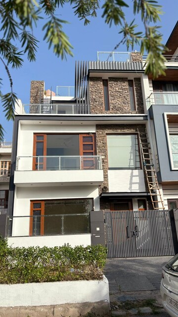 5 BHK Independent House For Sale in Aerocity