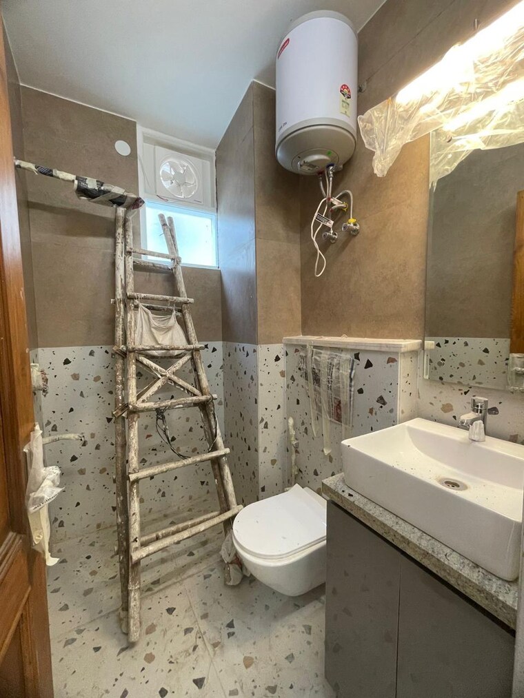 Bathroom, greater kailash i 3 Bedroom 1800 Sq.Ft. Builder Floor In Greater Kailash I Delhi 9091892