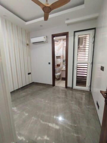Room in 3 BHK Apartment at RWA Chittaranjan Park Block R, Chittaranjan Park – for Sale
