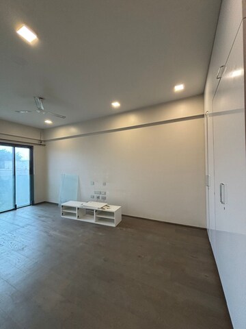 Room in 4 BHK Apartment at Rustomjee Elements, Andheri West – for Rent