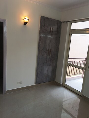 Room in 2 BHK Apartment at Suncity Avenue 76, Sector 76 – for Rent