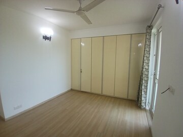 Room in 3 BHK Apartment at DLF Park Place, Sector 54 – for Rent