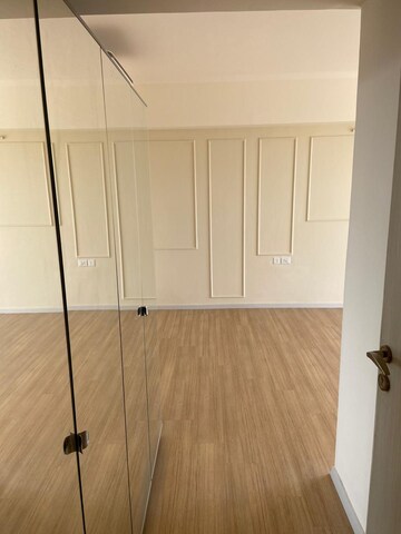 Room in 3 BHK Apartment at DLF The Skycourt, Sector 86 – for Sale