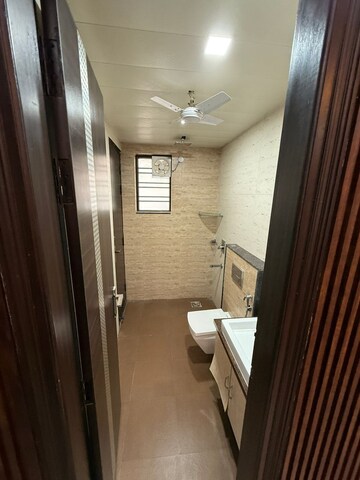 Building Lobby in 2.5 BHK Builder Floor at RWA Residential Society Sector 46, Sector 46 – for Rent