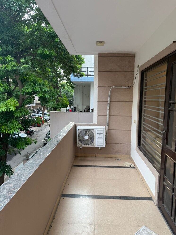 Balcony, rwa-residential-society-sector-46 2.5 Bedroom 1850 Sq.Ft. Builder Floor In Sector 46 Gurgaon 9092380