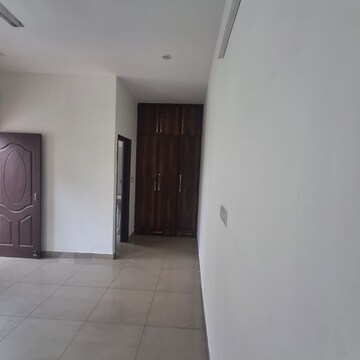 Room in 3 BHK Apartment at Sector 44 – for Rent
