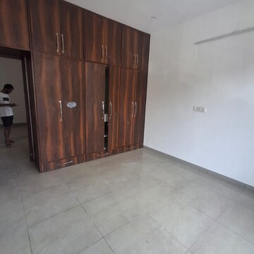 Room in 3 BHK Apartment at Sector 44 – for Rent