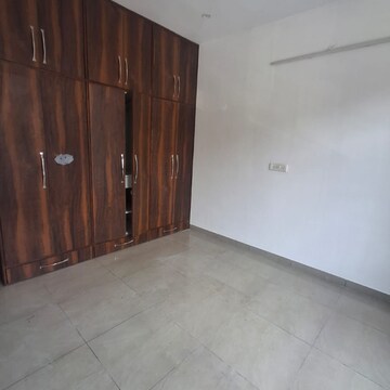 Room in 3 BHK Apartment at Sector 44 – for Rent