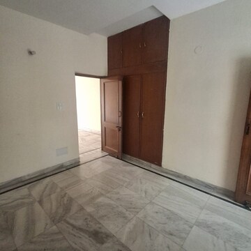 Room in 3 BHK Apartment at Sector 44 – for Rent