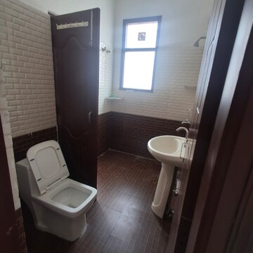 Bathroom in 3 BHK Apartment at Sector 44 – for Rent