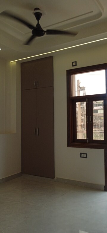 Room in 2 BHK Builder Floor at Mahavir Enclave – for Sale