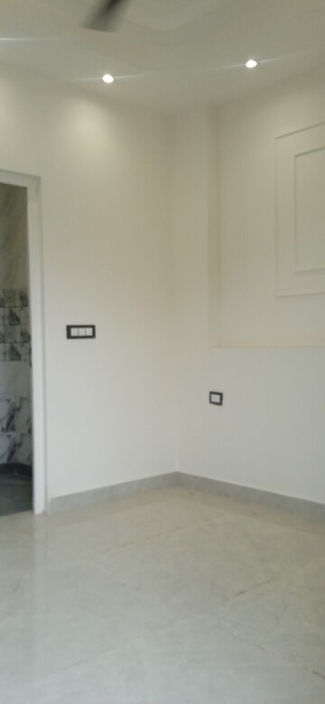 Room in 2 BHK Builder Floor at Mahavir Enclave – for Sale