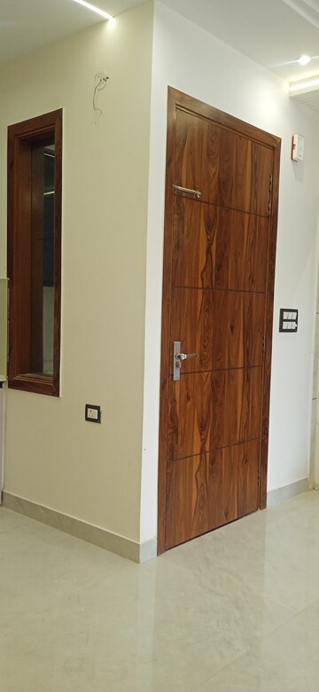 Room in 2 BHK Builder Floor at Mahavir Enclave – for Sale