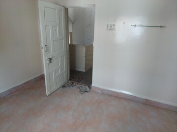 Room in 2 BHK Apartment at Runwal Park, Gultekdi – for Rent