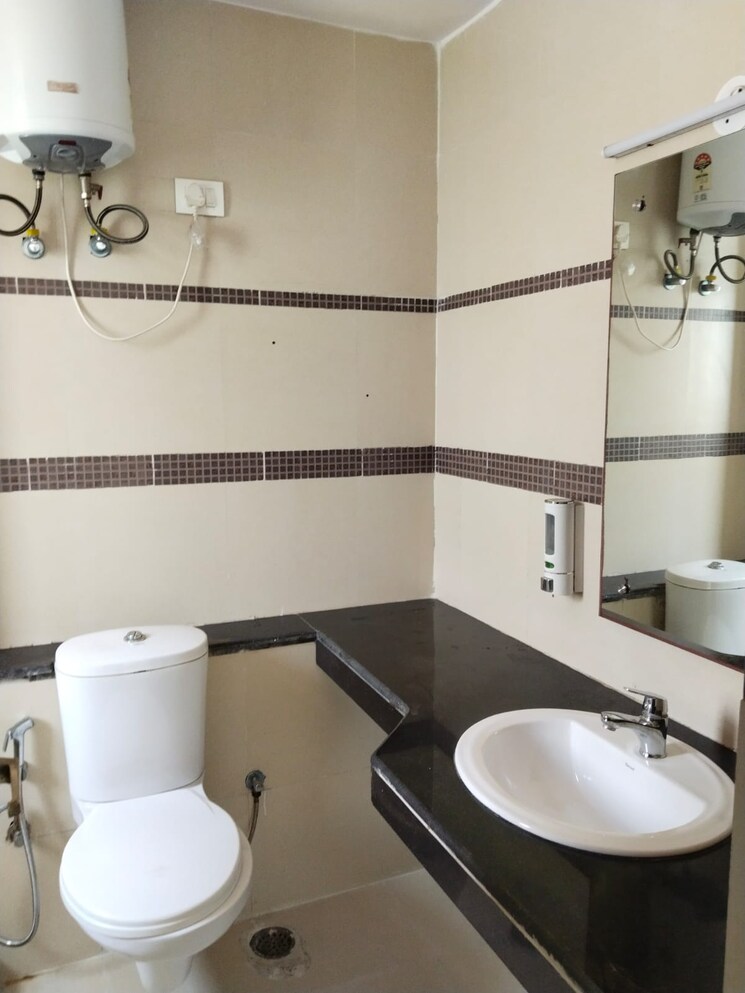 Bathroom, unitech-uniworld-gardens-2 3 Bedroom 1227 Sq.Ft. Apartment In Sector 47 Gurgaon 9092559