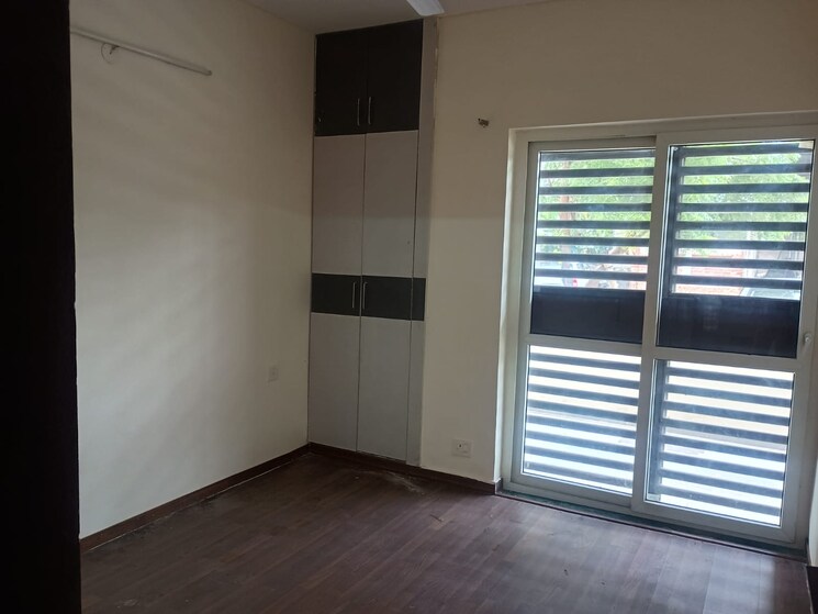 Room, bptp-district-phase-2 3 Bedroom 250 Sq.Yd. Apartment In Sector 84 Faridabad 9092634