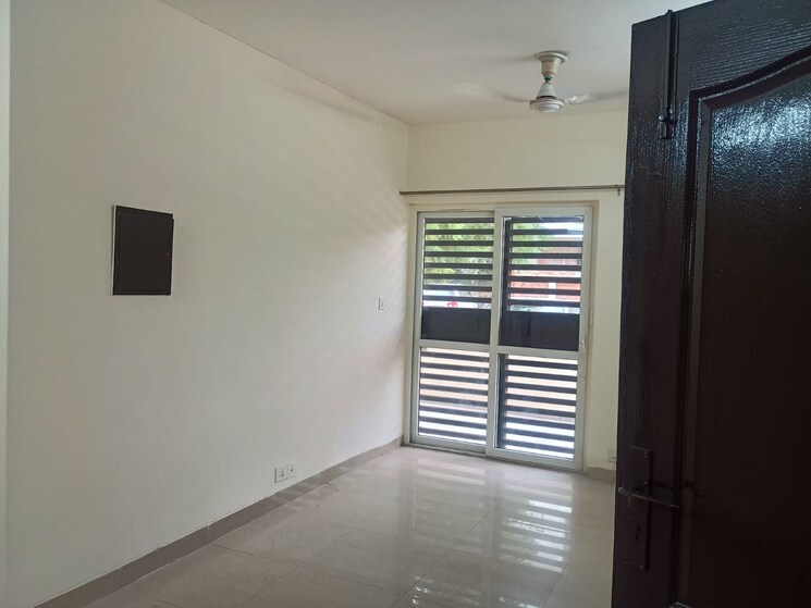 Room, bptp-district-phase-2 3 Bedroom 250 Sq.Yd. Apartment In Sector 84 Faridabad 9092634