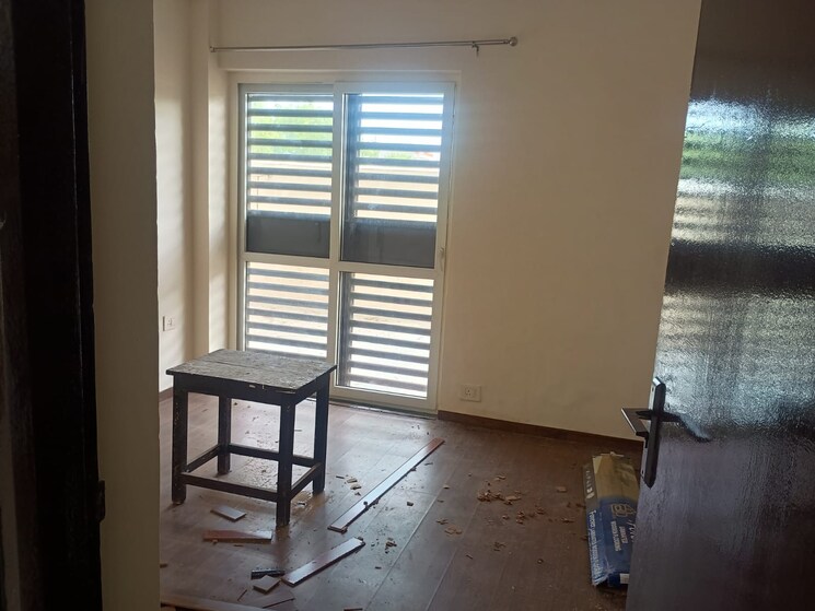 Room, bptp-district-phase-2 3 Bedroom 250 Sq.Yd. Apartment In Sector 84 Faridabad 9092634