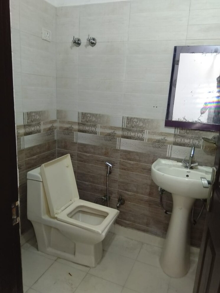 Bathroom, kalyani-apartments-vasundhara 3 Bedroom 1506 Sq.Ft. Apartment In Vasundhara Sector 6 Ghaziabad 9092679