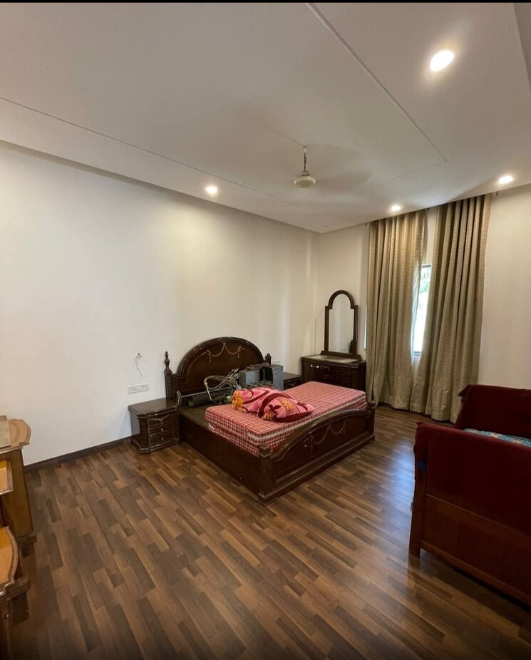 Bedroom, greater kailash ii 5 Bedroom 1000 Sq.Yd. Builder Floor In Greater Kailash ii Delhi 9092689