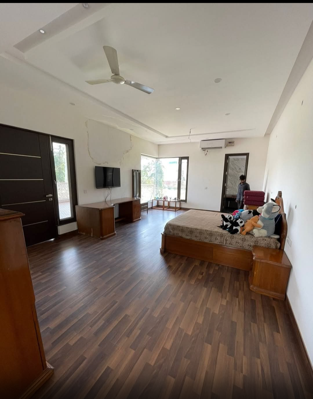 5 BHK + Pooja Room,Servant Room,Study Room,Extra Room Builder Floor For Sale in G K 2.  