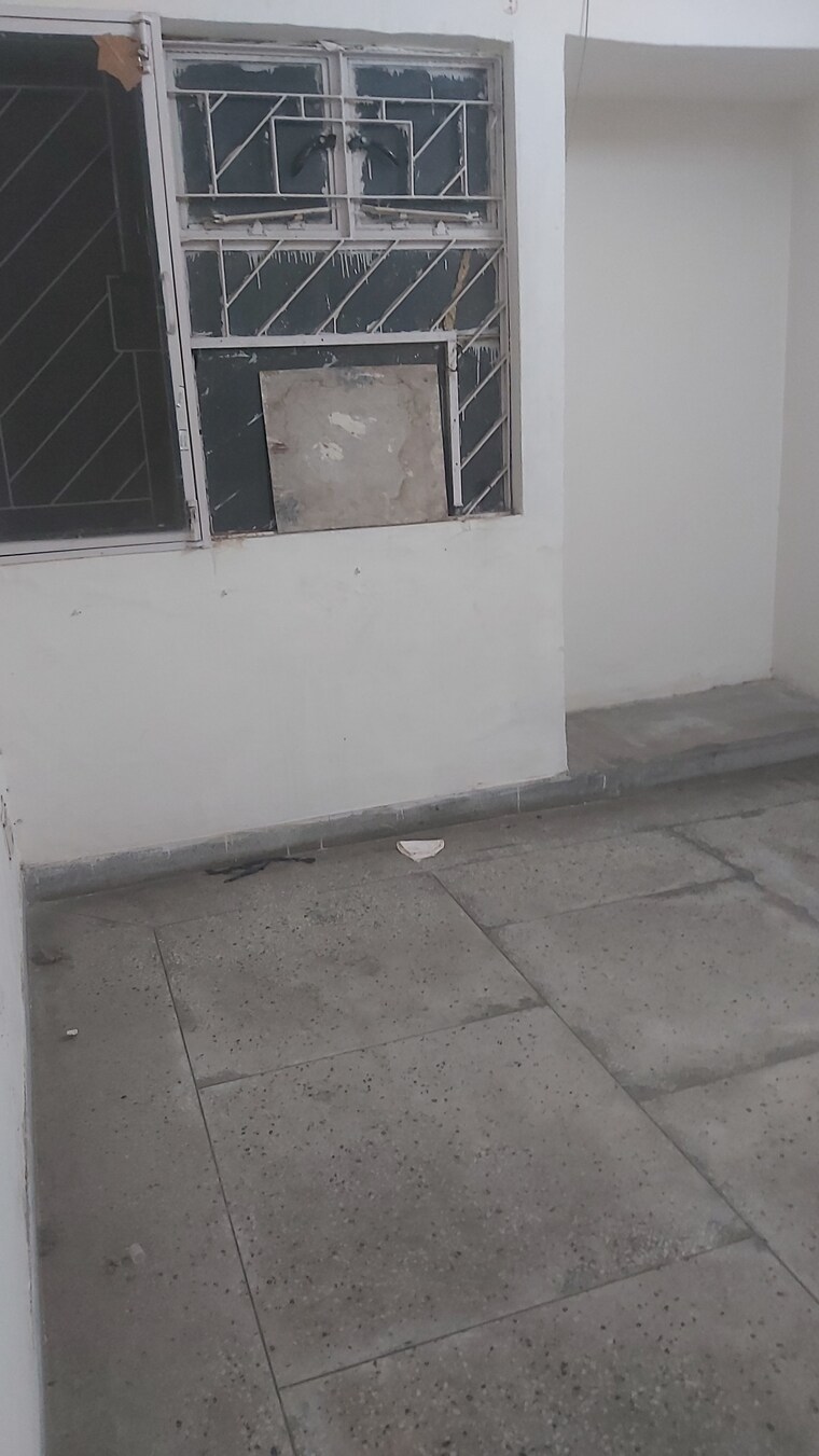 Room, mayur vihar 2.5 Bedroom 750 Sq.Ft. Apartment In Mayur Vihar Delhi 9092764