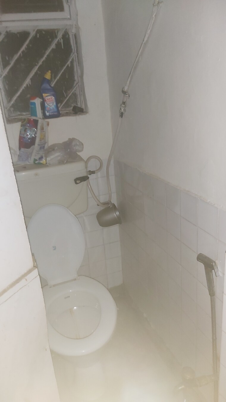 Bathroom, mayur vihar 2.5 Bedroom 750 Sq.Ft. Apartment In Mayur Vihar Delhi 9092764