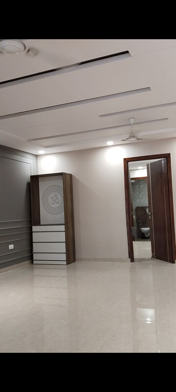 Room in 4 BHK Builder Floor at Sector 85 – for Sale